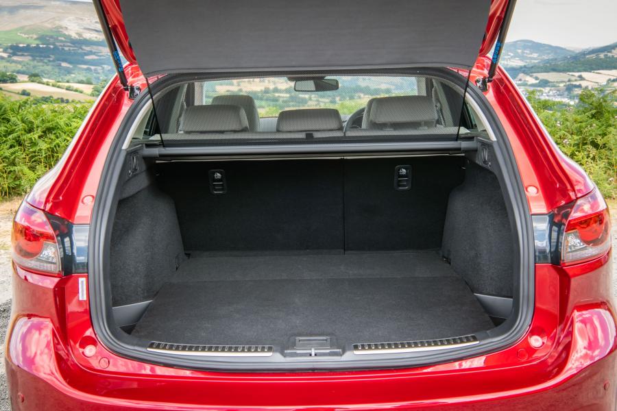 Багажник Mazda6 Tourer (GJ) 2018 года  (UK) (фото 37 из 38)
